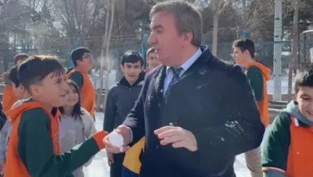 Erzincan’da Öğrenciler ve Vali Arasında Kar Topu Eğlencesi