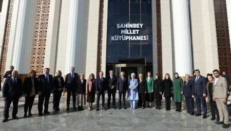 Emine Erdoğan, Gaziantep’te Şahinbey Millet Kütüphanesi’ni Ziyaret Etti