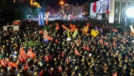 İstanbul’da binlerce öğrenci sokaktaydı: ‘Geleceksizliğe karşı partilerden bağımsız isyandayız’