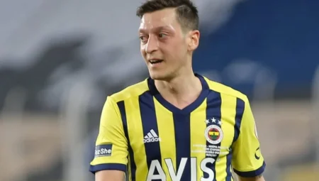 Mesut Özil İstanbul sokaklarında iftara yetişemeyenlere iftariyelik dağıttı