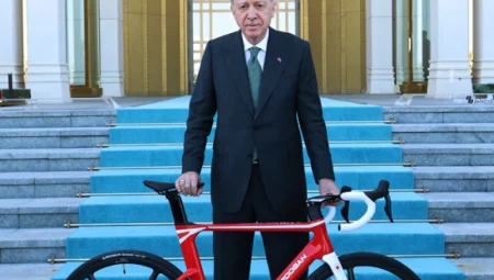 Erdoğan, 60. Cumhurbaşkanlığı Türkiye Bisiklet Turu tanıtımında millî sporcularla bir araya geldi
