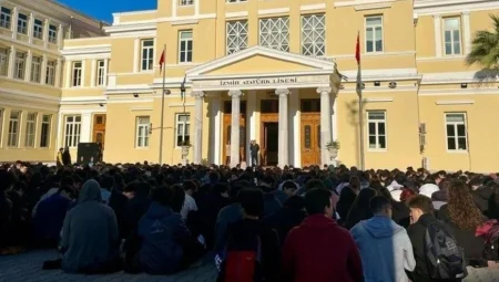 Liselerde protesto çığ gibi büyüyor: İmamoglu’nun tutuklanması sonrası eğitim krizi derinleşti